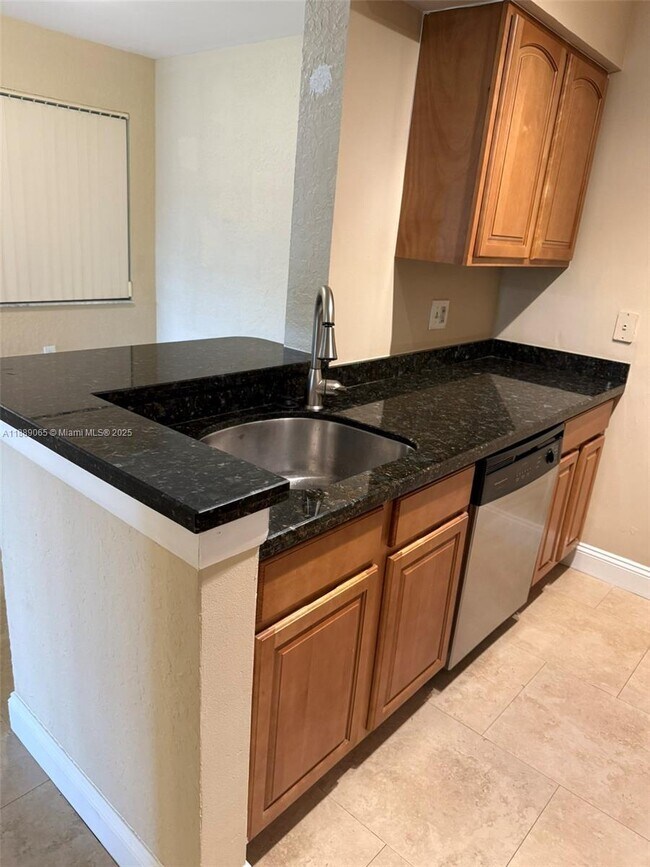 Foto del edificio - 2820 N Oakland Forest Dr