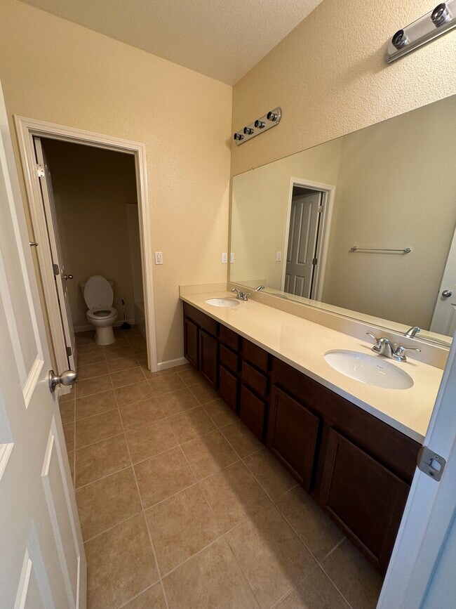 Building Photo - 1422 Stewart Dr