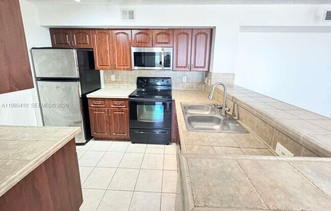 Foto del edificio - 1715 Village Blvd