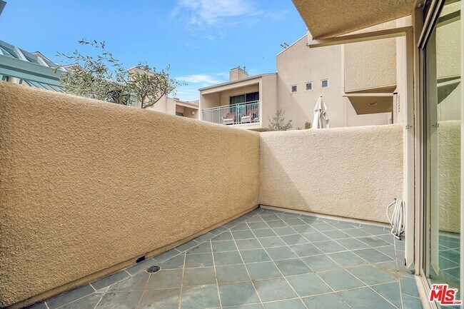 Foto del edificio - 14101 Dickens St