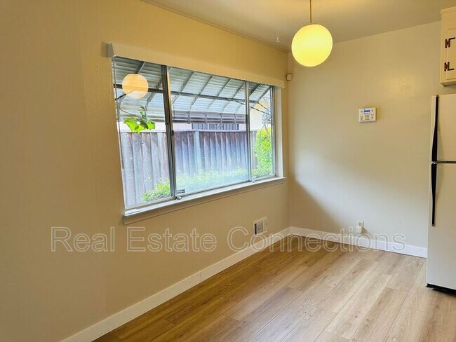 Foto del edificio - 977 College Dr