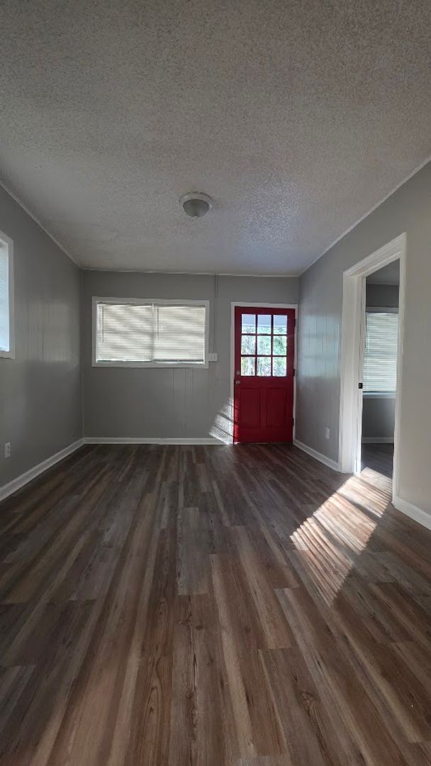 Foto del edificio - BEAUTIFUL 3 BEDROOM 1 BATH HOME