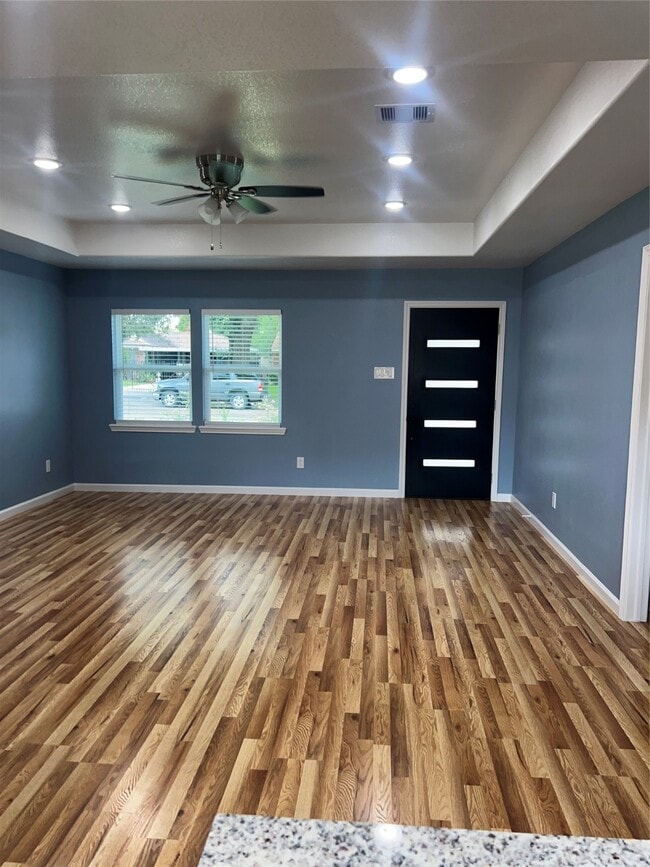 Building Photo - 7613 Lady St