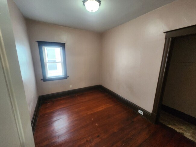Building Photo - Two bed one bath lower near downtown and p...
