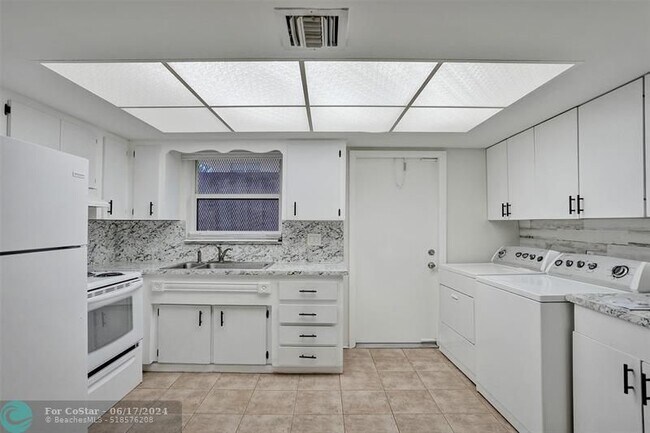 Building Photo - 4240 NW 21st Ave