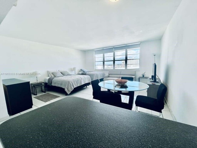 Building Photo - 100 Lincoln Rd