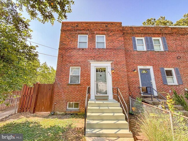 Foto del edificio - 425 Laverne Ave