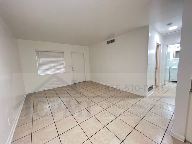 Foto del interior - $995 Deposit w/ approved credit on this Great Neighborhood and Location - WASHER and DRYER IN UNIT!