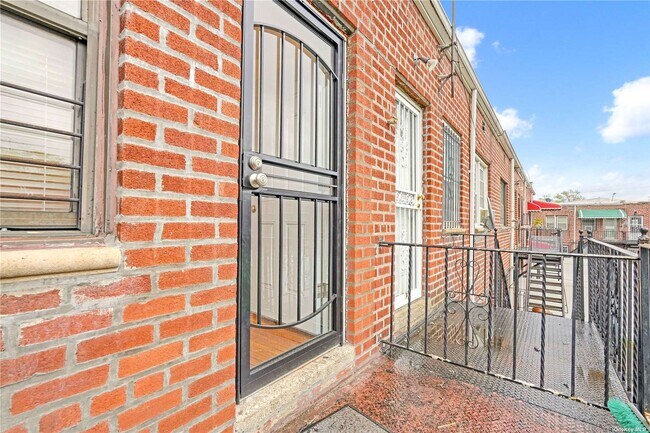 Building Photo - 1062 E 105th St