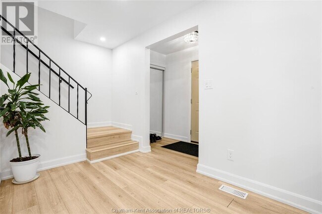 Building Photo - 43 Daleview Crescent