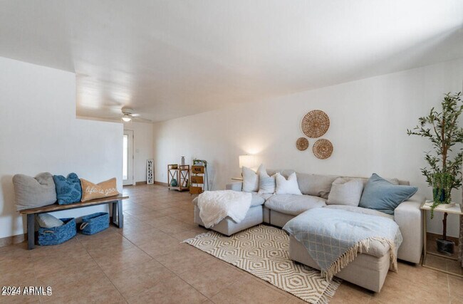 Foto del edificio - 3826 E Willow Ave