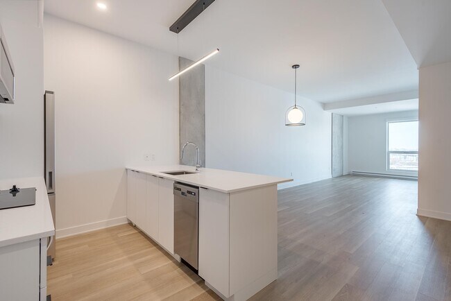 Building Photo - L1111