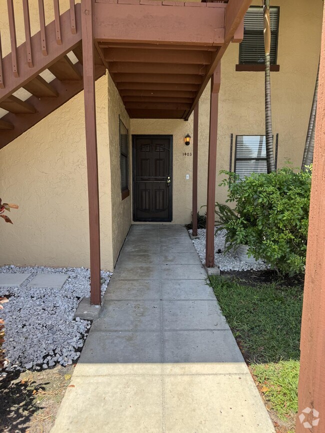 Building Photo - 1403 Lakeview Dr E