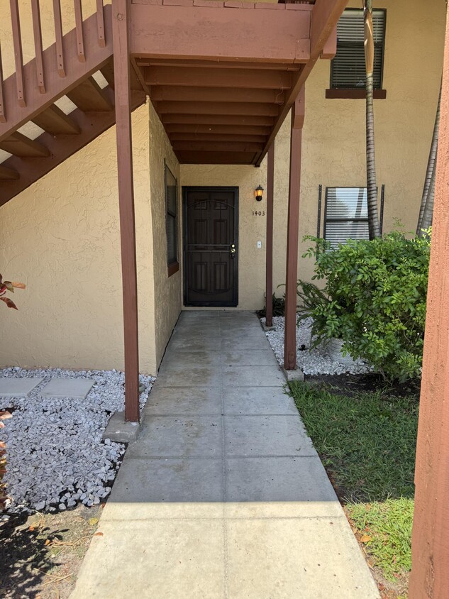 Foto principal - 1403 Lakeview Dr E
