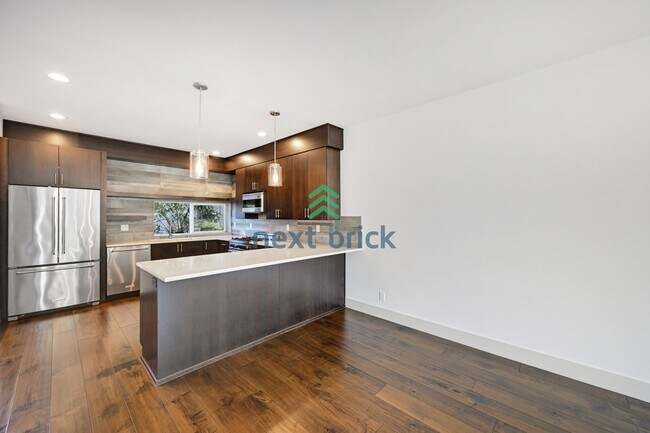 Foto del edificio - 3 BED & 2 BATH TOWNHOUSE FOR RENT