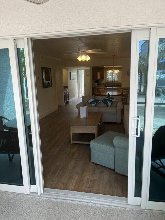 Foto del edificio - 7785 Estero Blvd