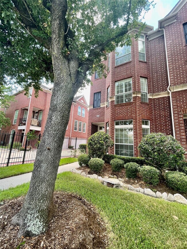 Building Photo - 32 Waugh Dr