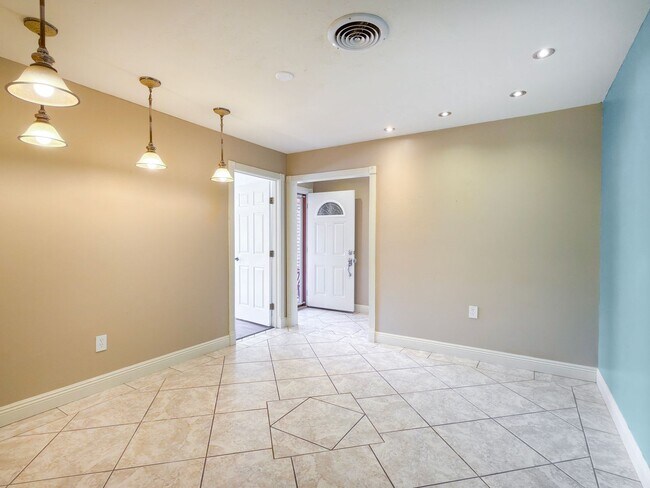 Foto del edificio - Roomy 5 Bedroom Home with Solar Panels