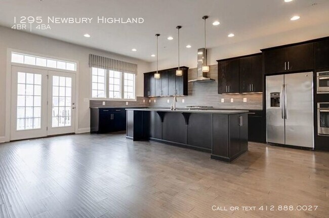 Building Photo - 4 bedroom 3.5 bath Newbury Highland!