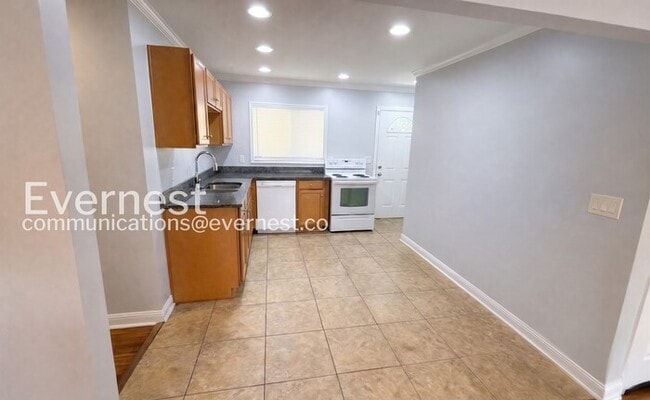 Building Photo - 2 Bed/1 Bath Home with Garage / Available Soon!