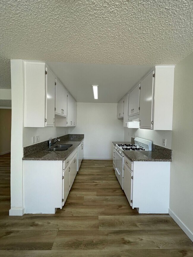 Building Photo - 221 W Elm Ave