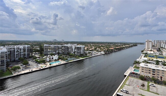 Foto del edificio - 3000 S Ocean Dr