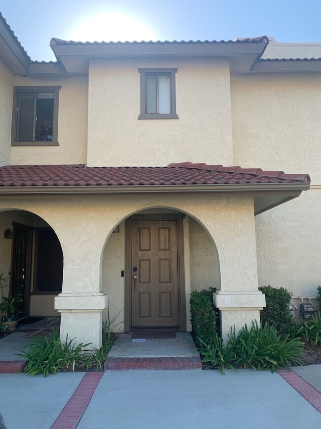 Foto del edificio - Spacious Lake Forest condo available 09/05...