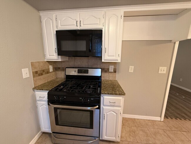 Building Photo - 4 Bedroom, Vinyl Flooring House, Large Yar...