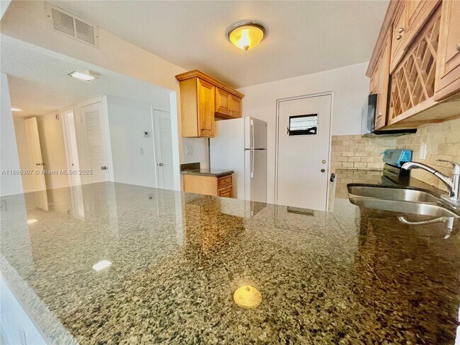 Foto del edificio - 2320 S Cypress Bend Dr