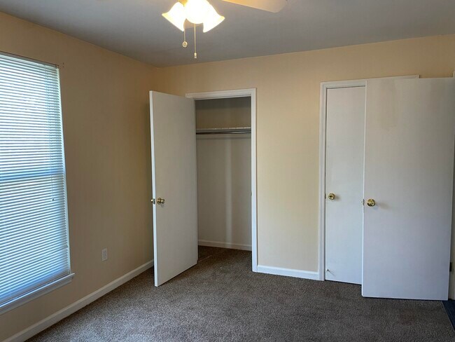 Building Photo - 1012 Carriage Dr