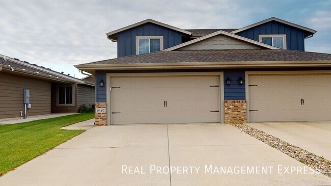 Foto del edificio - 3 Bedroom 1.5 Bathroom Townhome w/ Double Stall Attached Garage on the West side of Sioux Falls