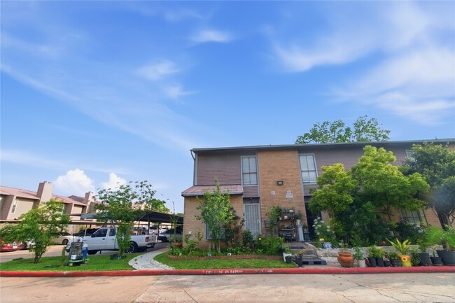 Building Photo - 11000 Kinghurst Dr