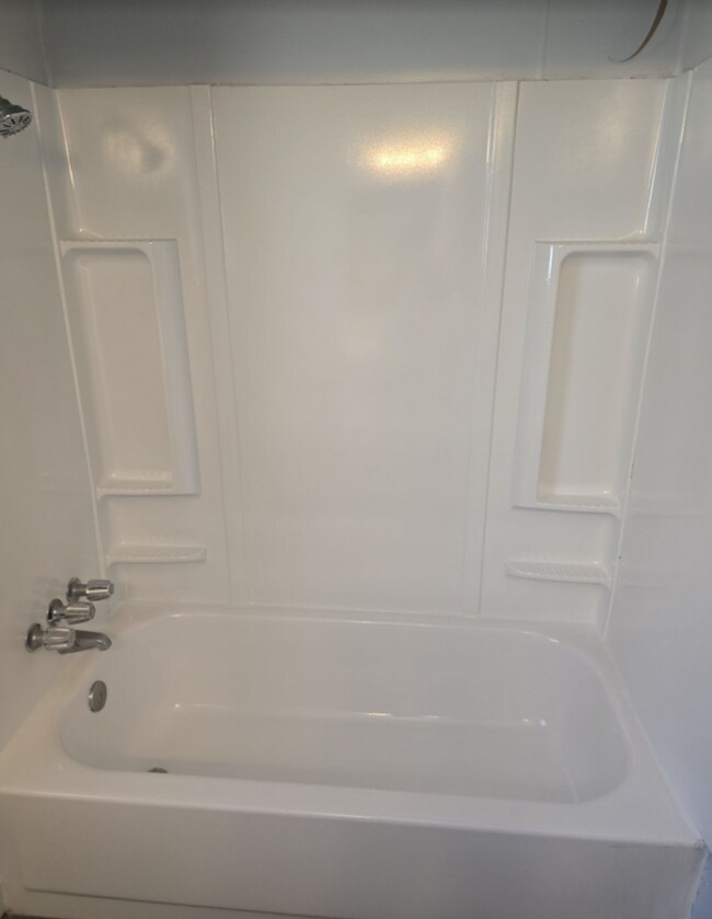 Foto del edificio - 3 Bedroom Bungalow!  Plaza District!  $1025.