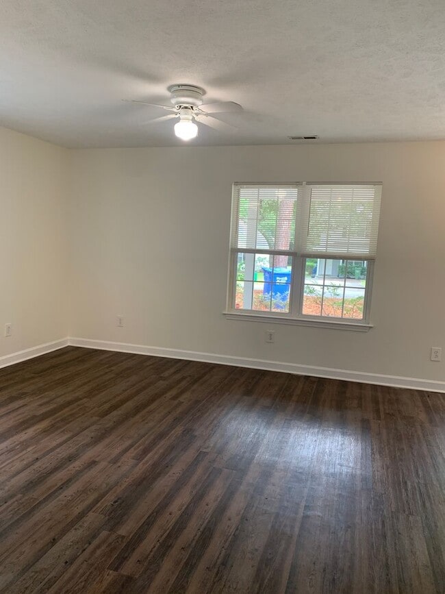 Building Photo - 3 Bedroom 2 Bath House on Hillsdale Drive