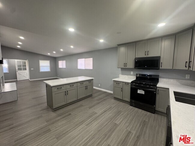 Foto del edificio - 19110 Annalee Ave