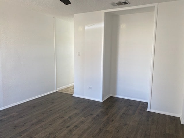 Building Photo - Move in special! $400 deposit.