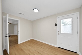 Building Photo - 25511 Many Oak Dr