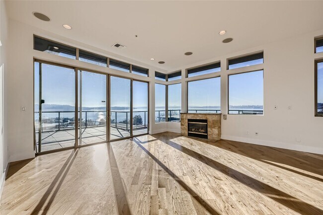 Building Photo - Penthouse with Panoramic Views in Downtown...