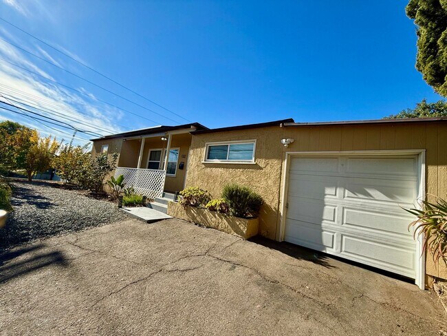 Foto del edificio - 3 Bedroom 1 bath single story home with solar!