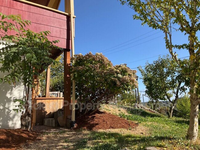 Building Photo - 323 S Summit Ave