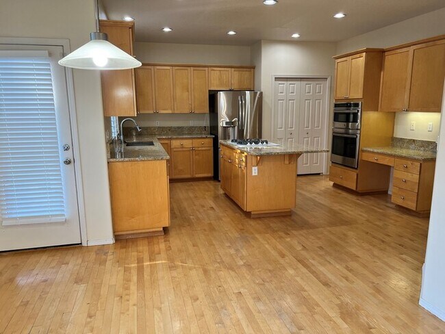 Foto del edificio - Beautiful Home w/Fenced Yard, Garage, Ampl...
