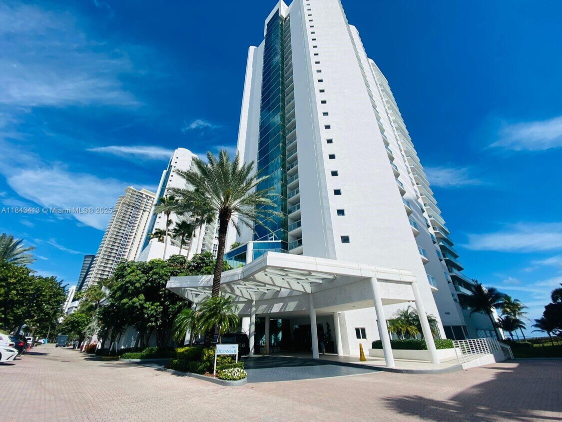 Foto principal - 16445 Collins Ave