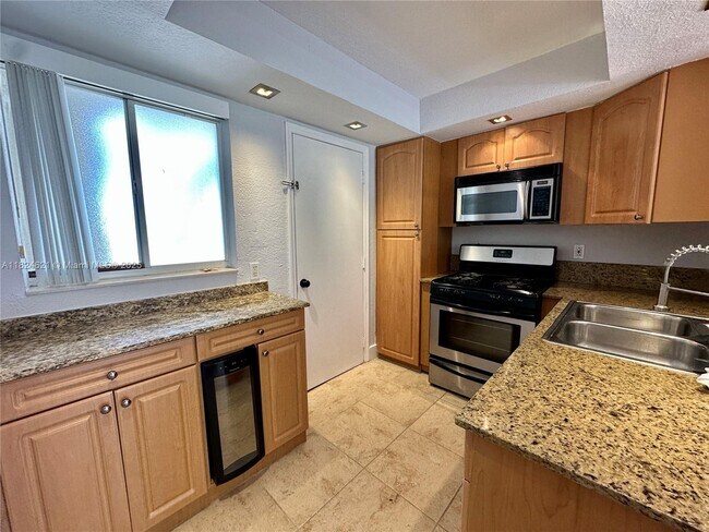 Foto del edificio - 7701 N Kendall Dr