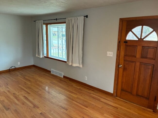 Building Photo - 3bd brick ranch in south-central Lincoln!