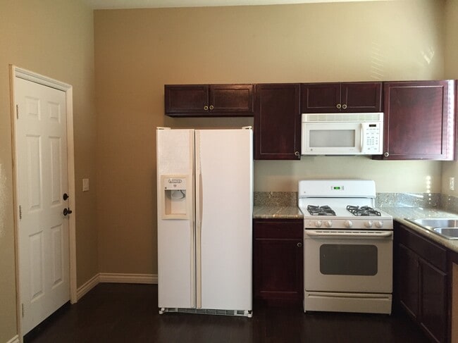 Building Photo - 16868 Ridge Cliff Dr