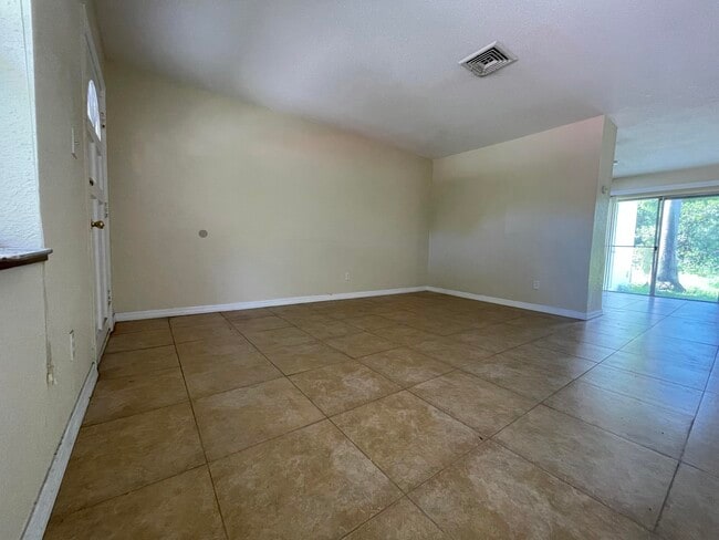 Building Photo - 951 Skylark Dr