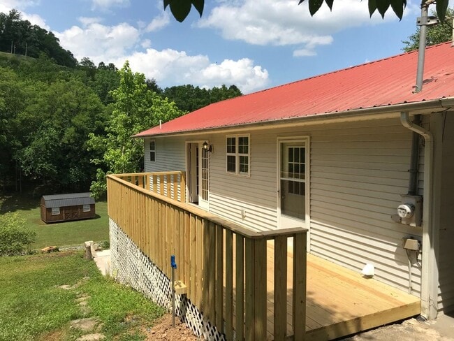 Building Photo - Spacious 3-Bedroom Home with Beautiful Views in Downtown Gainesboro