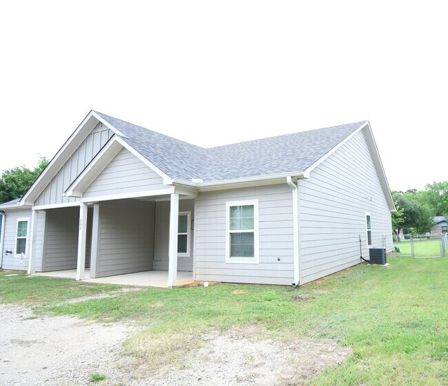Building Photo - Gorgeous 3 Bedroom, 2 Bath Duplex in Arp