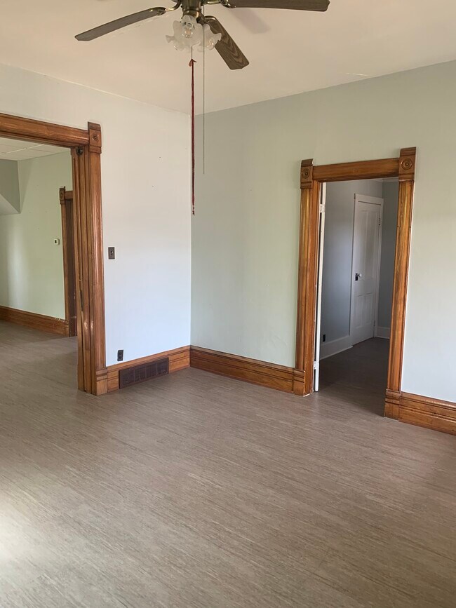 very nice mouldings - 99 N 2nd St