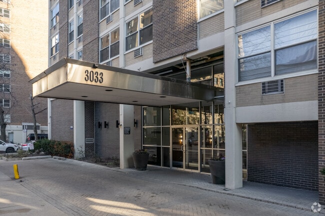 Building Photo - The Commodore